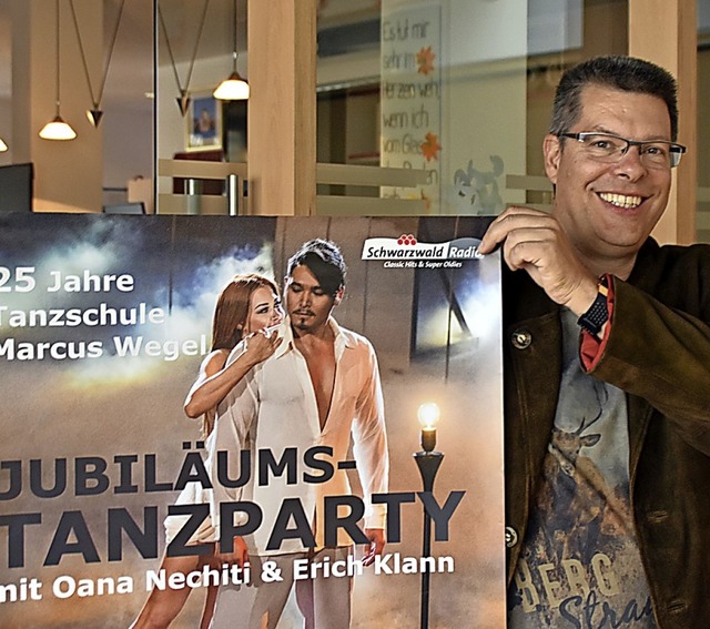 Marcus Wegel prsentiert das Plakat mi...sten Oana Nechiti  und  Erich Klann.   | Foto: Barbara Puppe