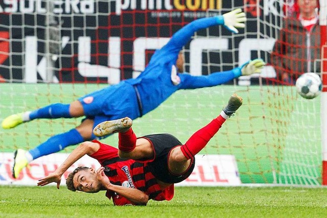 Luca Waldschmidts spektakulres Tor  in Dsseldorf.   | Foto: Roland Weihrauch (dpa)