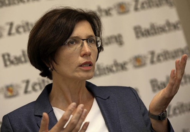 OB-Kandidatin Christine Buchheit im Gesprch mit der Badischen Zeitung    | Foto: Christoph Breithaupt