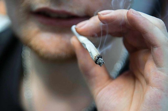 Jede Droge, so auch Cannabis, ist mit ...herapeut Robert Bischoff (Symbolbild).  | Foto: Jrg Carstensen (dpa)