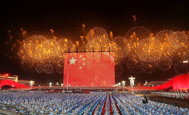 Die Feiern zum 70. Jahrestag Chinas am...k bot ein gigantisches Schauspiel auf.  | Foto: Ding Haitao (dpa)