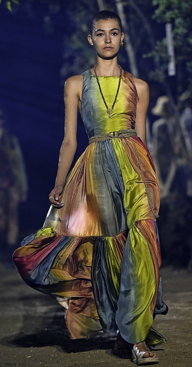 Links: Das farbenfrohe Kleid von Dior ...aritime Farben dominierten bei Chanel.  | Foto: CHRISTOPHE ARCHAMBAULT (AFP)