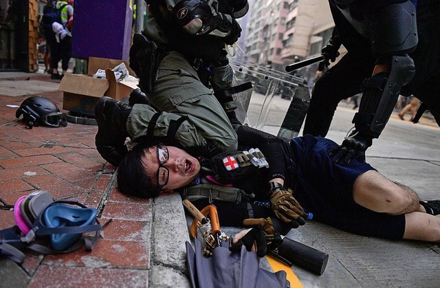 In Hongkong kam es erneut zu Zusammens...chen Demonstranten und Polizeikrften.  | Foto: NICOLAS ASFOURI (AFP)