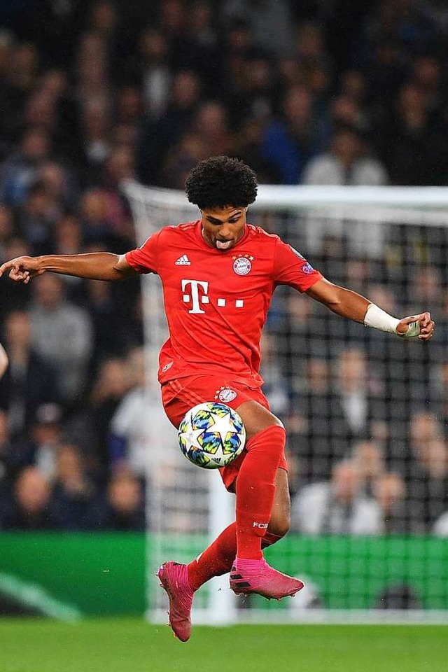 Erzielte vier  Treffer fr den FC Bayern: der sehr konzentrierte Serge Gnabry  | Foto: DANIEL LEAL-OLIVAS (AFP)