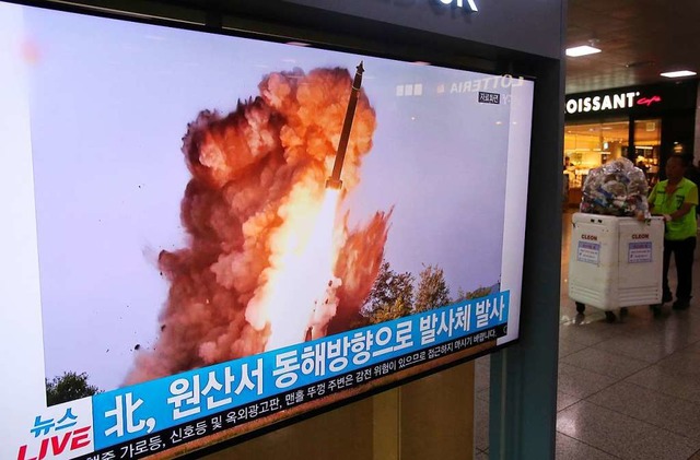 Eine Nachrichtensendung berichtet ber einen nordkoreanischen Raketentest.  | Foto: Ahn Young-Joon (dpa)