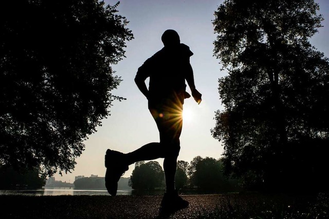 Ein Jogger ist bei Sonnenaufgang zu erkennen.  | Foto: Paul Zinken