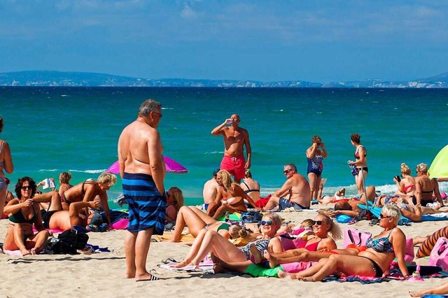 Am Strand von Mallorca: Auch auf diese...che Insel fhren viele Pauschalreisen.  | Foto: JAIME REINA (AFP)