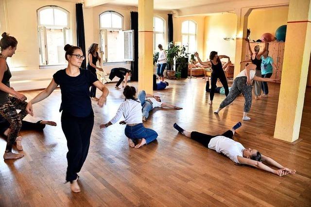 Das Tamalpa Institute tanzt einmal im Monat im Freiburger Vorderhaus