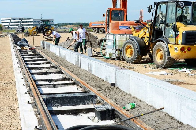 Bald rollt die Straenbahn: Fr die Me...n der knftigen Endhaltestelle gebaut.  | Foto: Ingo Schneider