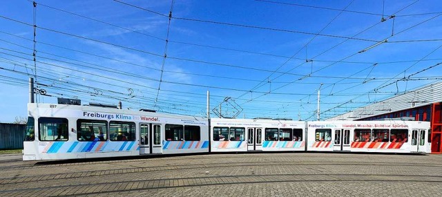 Auf einer Straenbahn zeigen kalte und...msteigen, um so besser fr die Umwelt.  | Foto: Ingo Schneider