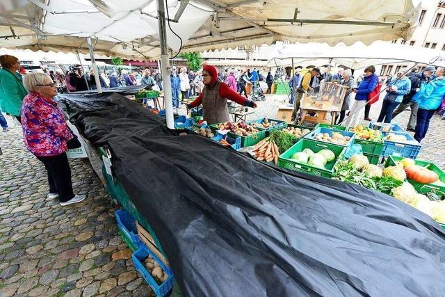 Münstermarkt-Beschicker protestieren mit schwarzem Tuch gegen 