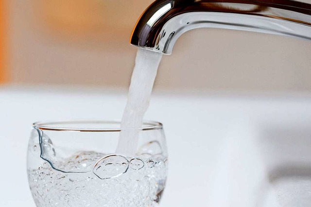 Offenburger sollen ihr Trinkwasser vorsorglich abkochen (Symbolbild).  | Foto: Roland Weihrauch
