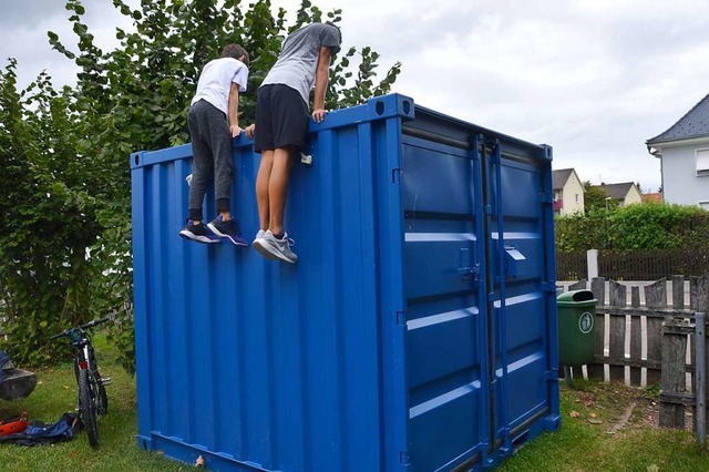 Jugendliche nutzen den neuen Container auf dem Spielplatz zum Klettern.  | Foto: Horatio Gollin
