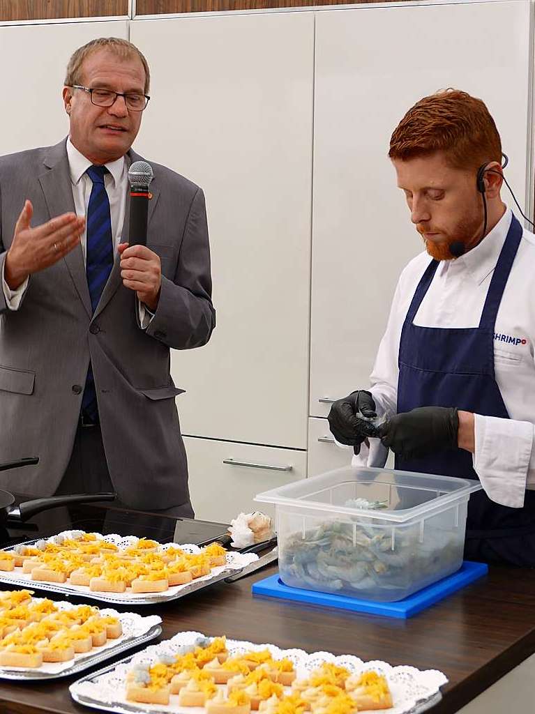 Oberbrgermeister Klaus Eberhardt (links) mit Samuel Hohler, dem Vertriebsleiter der Shrimpsfarm in Schweizer Rheinfelden