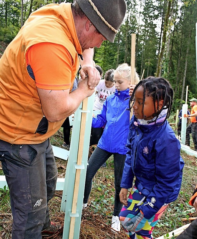 Baumpflanzaktion: Die Sechstklssler im Staatswald   | Foto: Ralph Lacher