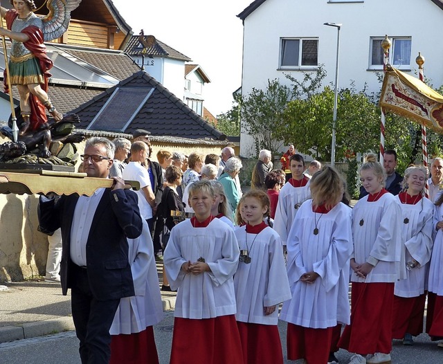 Mit einer  Prozession ehrte die kathol...ingen ihren Schutzpatron St. Michael.   | Foto: Christine Weirich