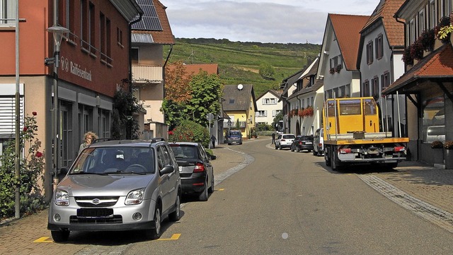 Mit vorlufigen Markierungen versuchen...r Oberbergener Kirchstrae anzugehen.   | Foto: Herbert Trogus