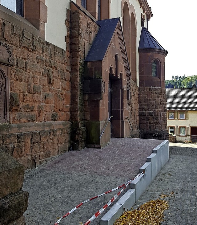 Der barrierefreie Zugang zur Kirche ist fertig, nur das Gelnder fehlt noch.   | Foto: Beate Zehnle-Lehmann