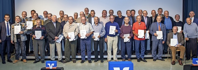 Peter Rottenecker (links) und Reiner R...gratulieren den zahlreichen Geehrten.   | Foto: Volksbank Lahr
