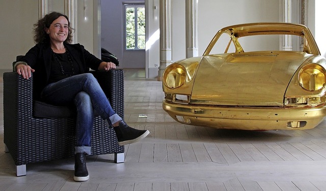 Imone Jung und der goldene Porsche &#8...22;Vollgas &#8211; Full Speed&#8220;.   | Foto: Jakober, Stephanie
