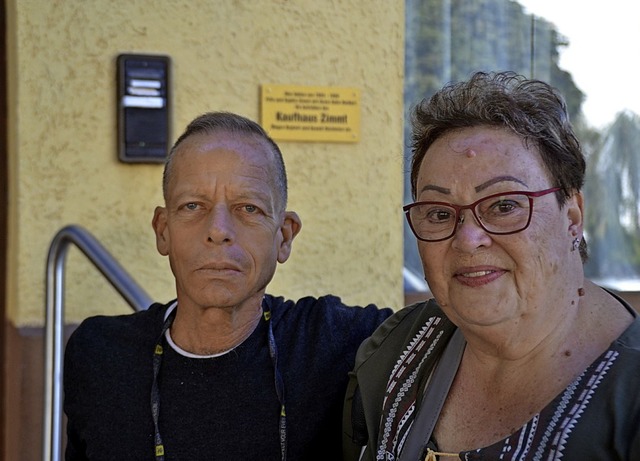 Helen Schchter und Ronen Zimmt in Br... vor dem Haus in der Blaumeerstrae.    | Foto: Wolfgang Kropfreiter