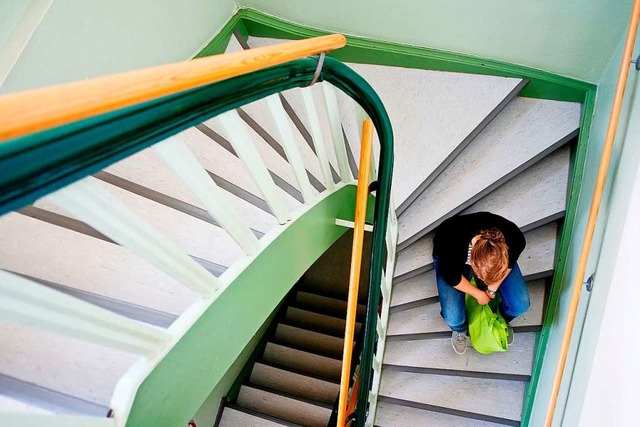 Eine Frau sitzt auf einer Treppe und w... mit niedrigen vierstelligen Betrgen.  | Foto: Peter Steffen