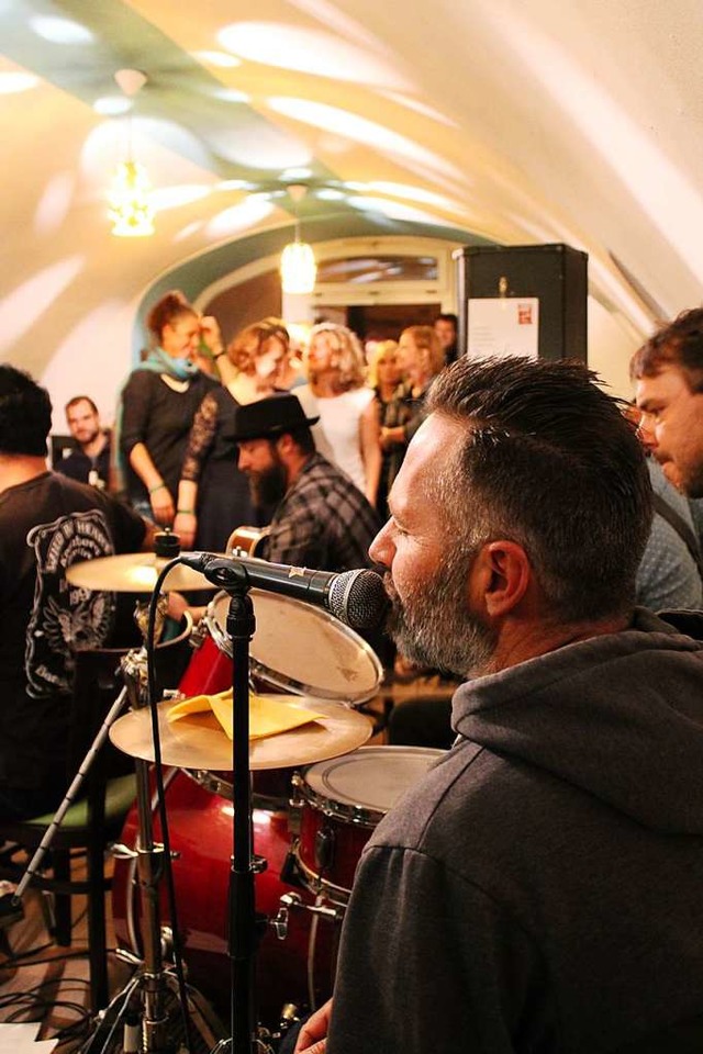 Die Akustik Surfers spielten im Caf Narona.  | Foto: Annika Sindlinger