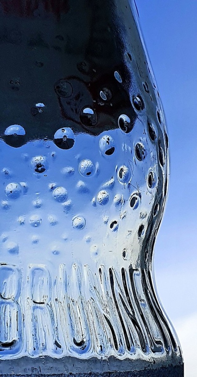 Die 230 Perlen auf der Flasche sollen Kohlensure symbolisieren.  | Foto: Andrea Schiffner