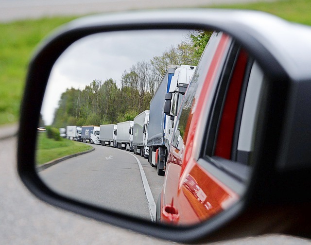 Lkw steht an Lkw auf dem Parkplatz der Raststtte Breisgau an der A5.  | Foto: Patrick Seeger