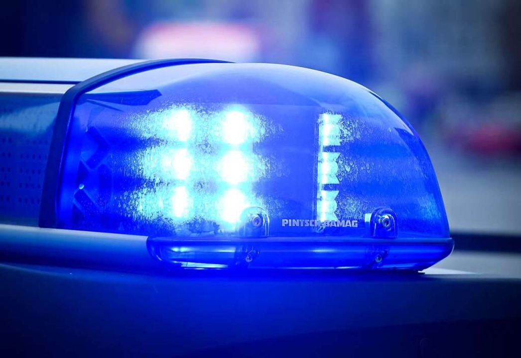 Die Polizei ist am Freitagmorgen auf d...tz, um gefhrliche Stellen zu sichern.  | Foto: Patrick Pleul