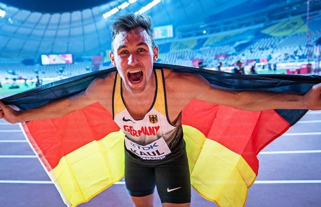 Der 21-jhrige Niklas Kaul aus Deutschland jubelt nach dem Gesamtsieg.  | Foto: Michael Kappeler (dpa)