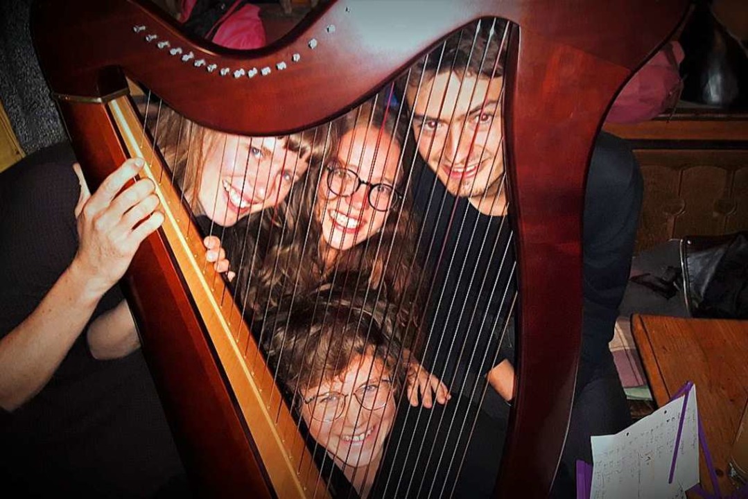 Mit Harfe: Kiran, Hannah, Damian und L...unten) von Laut &amp; Lyrik im Litfass  | Foto: Carla Bihl