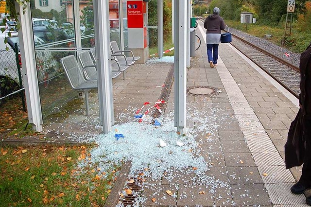 Ein Bild der Verwstung bot sich Reisenden am Bahnhof Hausen-Raitbach.  | Foto: Angelika Schmidt