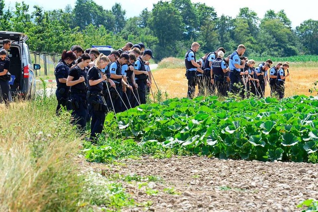 Am Tag der nach den tdlichen Schssen...grenzenden Feldern nach Beweismitteln.  | Foto: Ingo Schneider