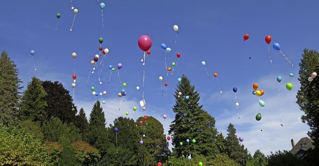 Luftballonaktion beim Internationalen Frhstck im Emmendinger Stadtgarten.  | Foto: Georg Vo