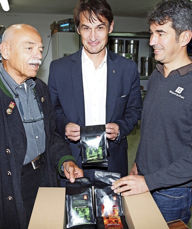 Wilfried Gehart (von links),  Christop...rkaufen Kaffee, um Polio auszurotten.   | Foto: Michael Haberer