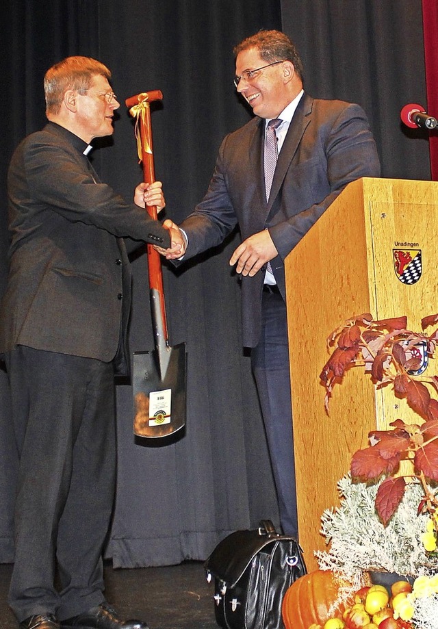 Von Brgermeister Tobias Link (rechts)...urger bei seinem Besuch einen Spaten.   | Foto: Christa Maier