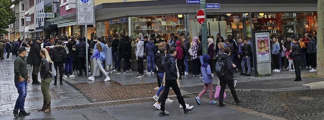 Eine Schlange wie vor einem groen Kul...nd  dabei geht es doch nur um Schuhe.   | Foto: Barbara Ruda