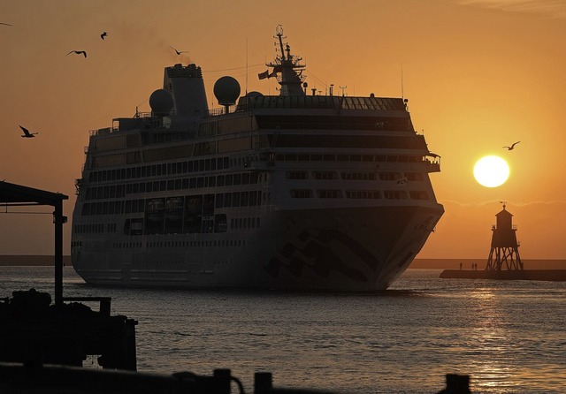 Das Kreuzfahrtschiff Pacific Princess ... wo der Fluss in die Nordsee mndet.    | Foto: Owen Humphreys (dpa)