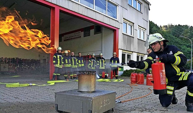 <BZ-FotoAnlauf>Feuerwehr Zell:</BZ-Fot...us mit dem &#8222;Firetrainer&#8220;.   | Foto: Feuerwehr Zell