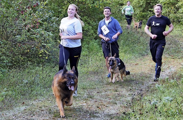 Die Teilnehmer gingen mit ihren Hunden an den Start.  | Foto: Jutta Geiger