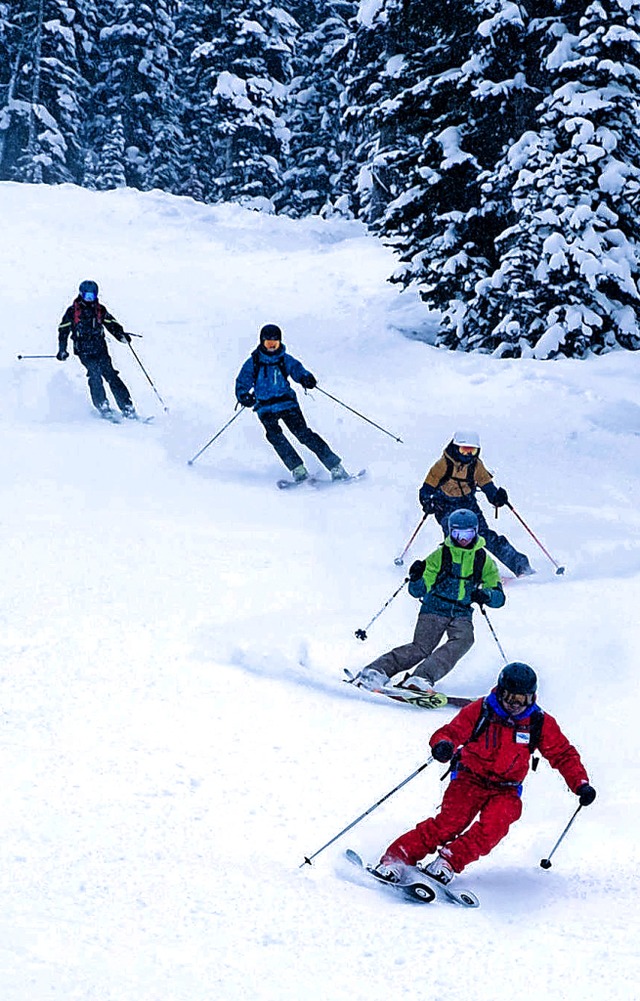 Fr begeisterte Skifahrer ein attraktiver Saisonjob: Skilehrer  | Foto: Sunshine Village Skiresort (dpa)