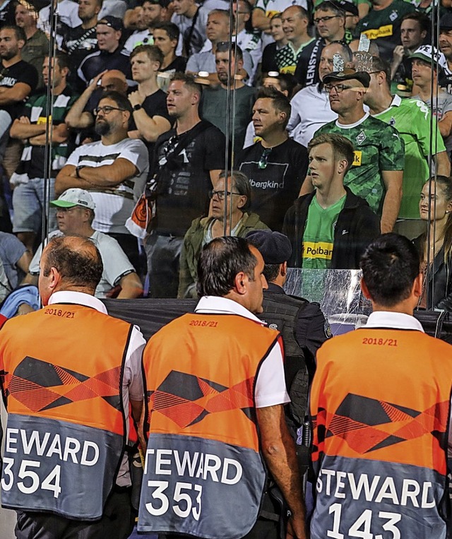 Fans aus Mnchengladbach stehen im Gsteblock im Basaksehir-Fatih-Terim-Stadion.  | Foto: Friso Gentsch (dpa)