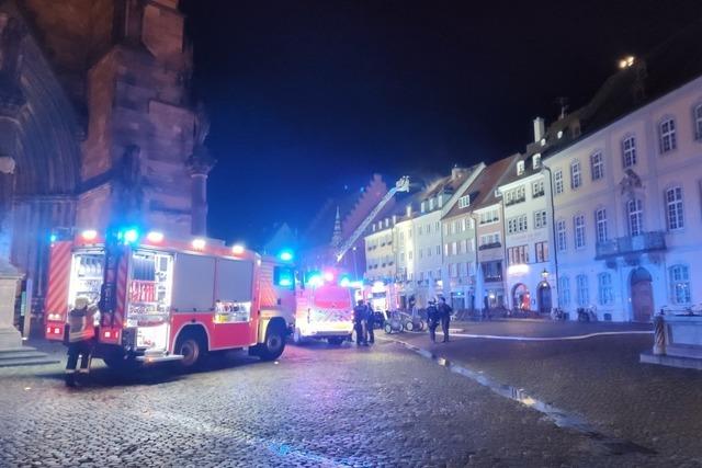 Flammen schlugen meterhoch aus Dachstuhl am Freiburger Mnsterplatz