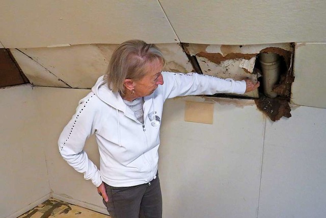 AWO-Kreisvorsitzende Hannelore Nu zeigt, wo das Wasser eindrang.  | Foto: Claudia Gempp