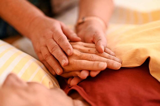 Patienten und Angehrige werden auch i...ase des Lebens nicht alleine gelassen.  | Foto: Felix Kstle (dpa)