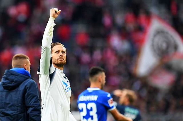 Ex-SC-Spieler Oliver Baumann bejubelt ...offenheimer Sieg in der Allianz Arena.  | Foto: Tobias Hase (dpa)