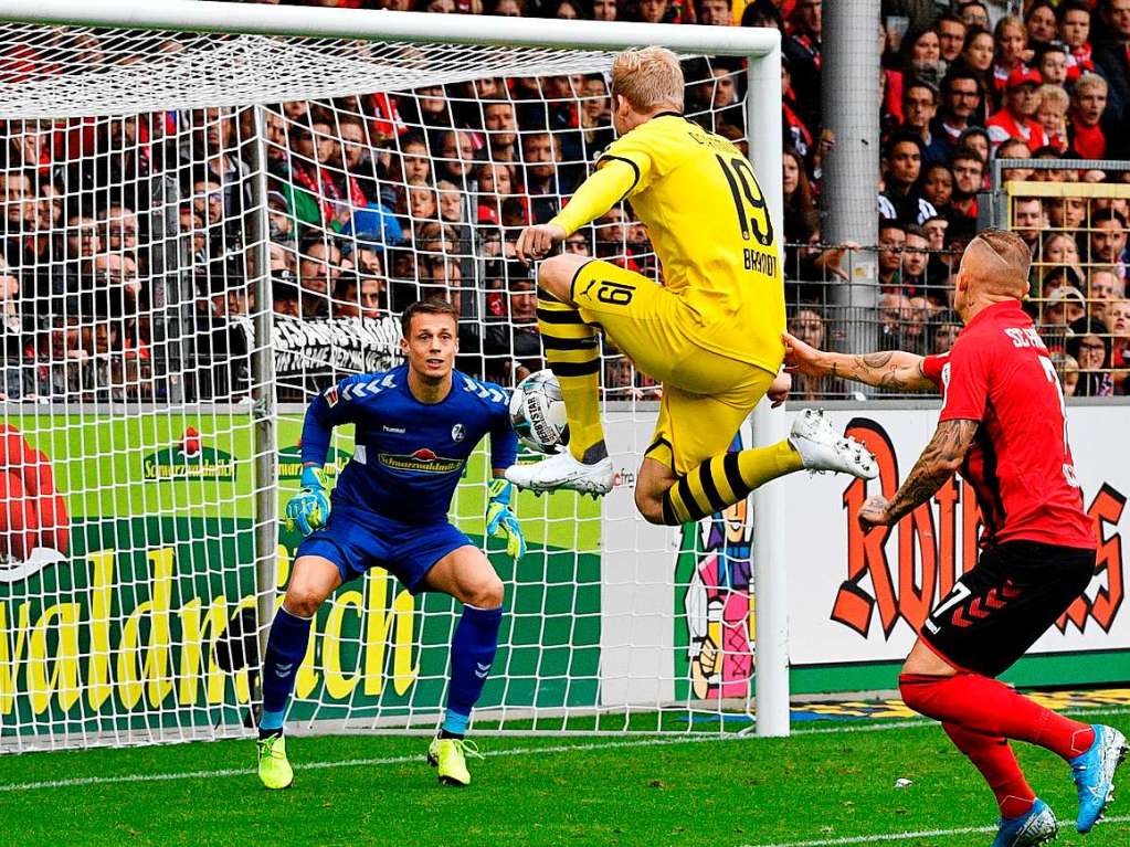 Eine erste Chance setzte Julian Brandt neben das Freiburger Tor.