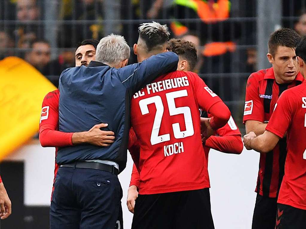 SC-Trainer Christian Streich nimmt nach dem Spiel Robin Koch in den Arm.