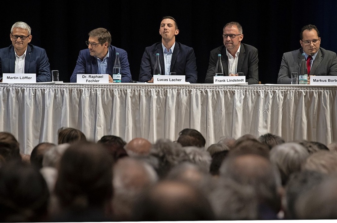 Einige Bewerber wirkten bei der Einzel... Mllheimer Brgern Rede und Antwort.   | Foto: Volker Mnch
